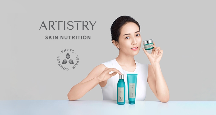 Woman posing with the ARTISTRY SKIN NUTRITION Renewing and Firming Solutions 